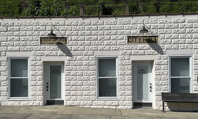 Matewan Casa | Situated in downtown, Matewan it is near all restaurants, museums and shops.