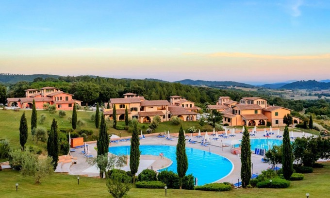 Pian dei Mucini Cama Y Desayuno | Situated in the picturesque hills of Massa Marittima, the <b>Resort Mucini Hotel</b> is a charming hamlet nestled in the green countryside of the upper Maremma. With its large, well-kept spaces, the estate offers a relaxing atmosphere where comfort and n