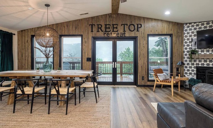 McGaheysville Casa | Situated in the Tree Tops w/ Unbelievable Ski Slope Views Community Pool Access (Seasonal) Hot Tub