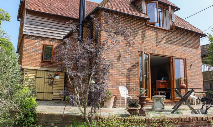 Beckley Cabaña | SIX ACRES HOUSE, pet friendly, with open fire in Peasmarsh