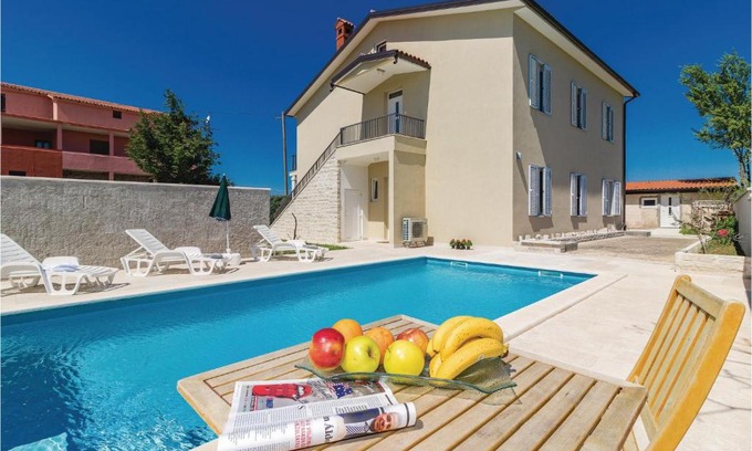 Cabrunici Casa | Six-Bedroom Holiday Home in Cabrunici