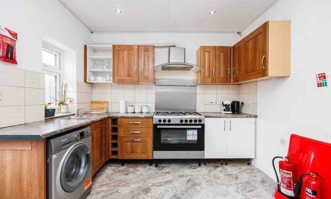 East Ham South Casa | Six Bedroom House Shortlets express