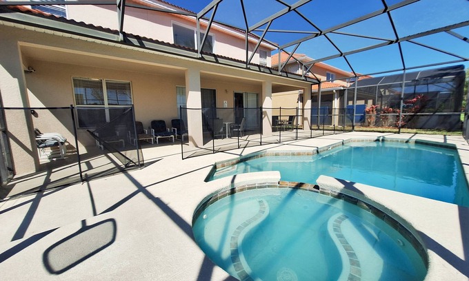 Davenport Complejo | Six bedroom villa in gated community with clubhouse.