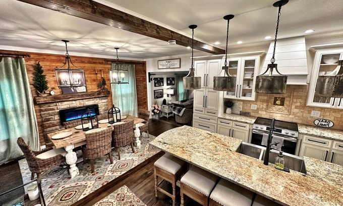 Morganfield Casa | Six Keys: Full house sleeps 7. Bourbon farmhouse style!