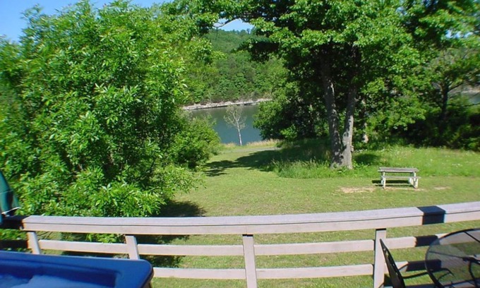 Holiday Island Condominio | Seis personas Jacuzzi, Lakeside, camas King, chimenea!