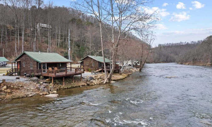 Dillsboro Casa | SIX Riverfront Properties on the Tuck!