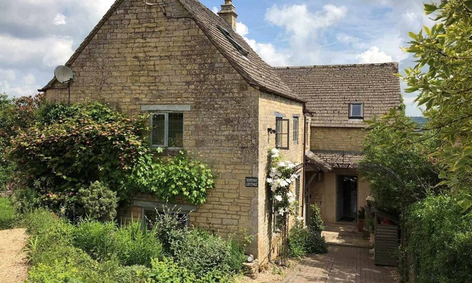 Clapton on the Hill Cabaña | SIXPENNY COTTAGE, family friendly, with open fire in Cheltenham