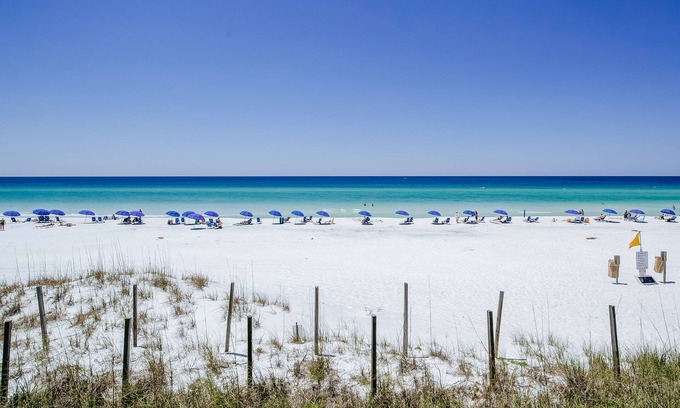 Miramar Beach Condominio | Sixth-floor Gulf-front Condo with balcony, outdoor Pool & Gym