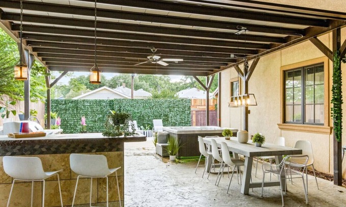 Fort Worth Casa | Sizzle & Soak: HotTub w/ Outdoor Kitchen + Grill