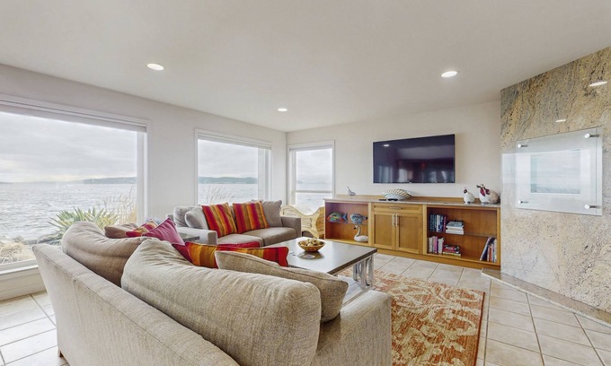 Camano Island Casa | Skagit Bay ve los pasos de la casa al agua, cerca del senderismo y mucho más.