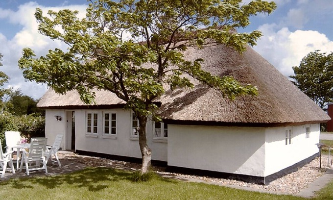 Nykobing Mors Cabaña | Skarum, Mors. Beautiful thatchroofed holiday cottage located near the Limfjord