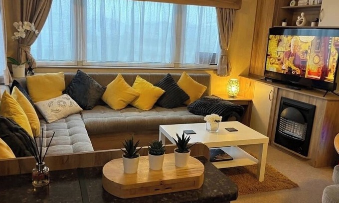 Ingoldmells Cabina | Skegness 3-Bed Caravan, Sleeps 8, 10 mins to Beach