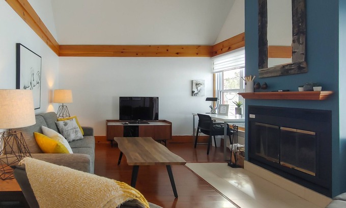 Orford Chalet De Esquí | Skiing and Golf 5 minutes from Mont Orford. Chalet with fireplace and large kitchen!!!