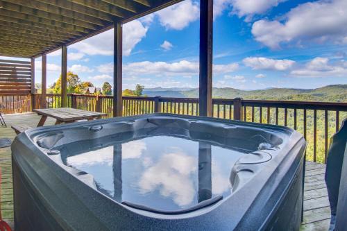 Wolf Laurel Casa | Ski and Hike Mars Hill Mountaintop Cabin with Views