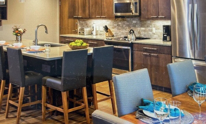 Peak 8 Complejo | Ski Breck, CO at Peak Season & stay in the Premiere Resort at the base of Peak 8
