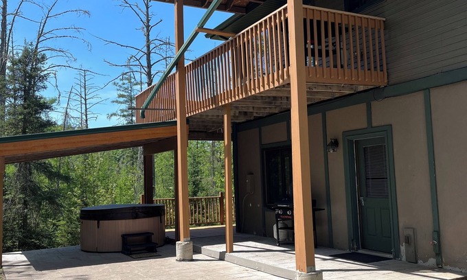Stambaugh Casa | UP north getaway with Hottub!