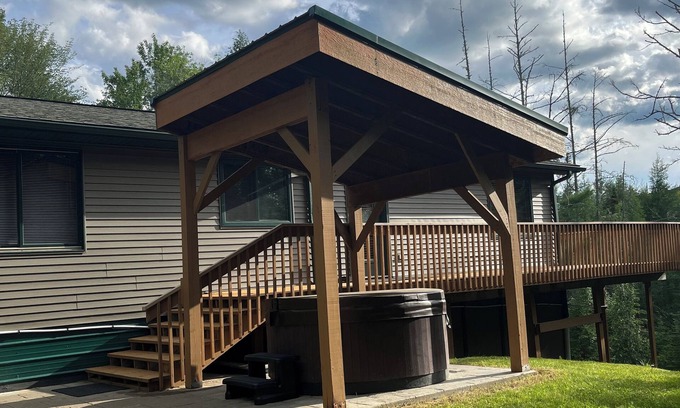 Stambaugh Casa | Up North getaway with Hot tub!