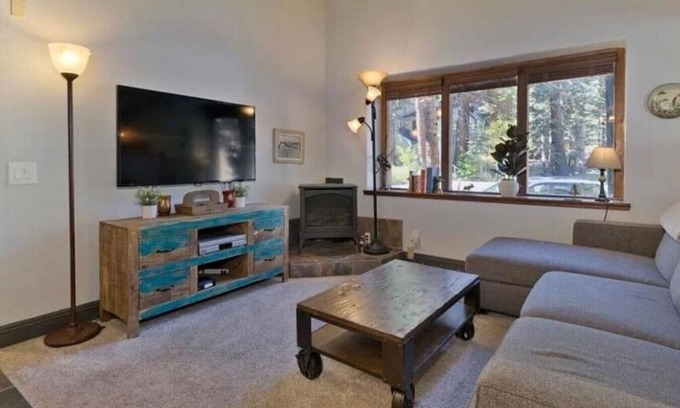 Mammoth Lakes Cabina | Ski Cabin - Steps to Mammoth Village!