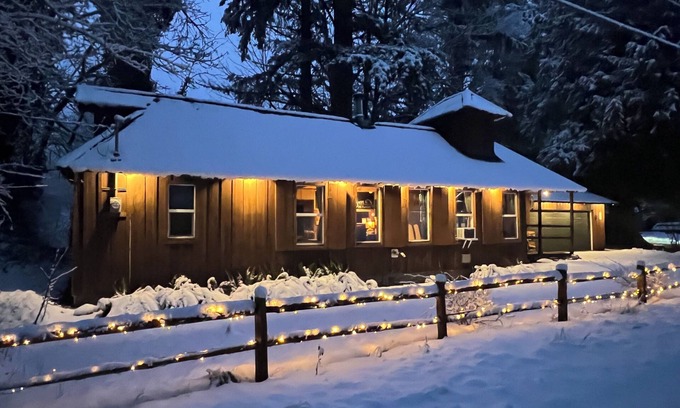 Skykomish Casa | Ski Cabin w/ Hot Tub, Fireplaces – 5 Mins to Slopes, Pet-Friendly, Sleeps 12