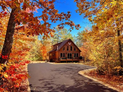 Bethel Casa | Ski Chalet 6 min to Sunday River - Hot Tub, Home Theater, Game Room, Fire Pit - Sleeps 12
