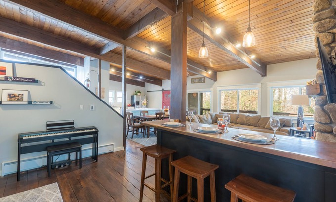 Grantham Casa | Ski Chalet-Style Home with Hot Tub Spa, Eastman Community