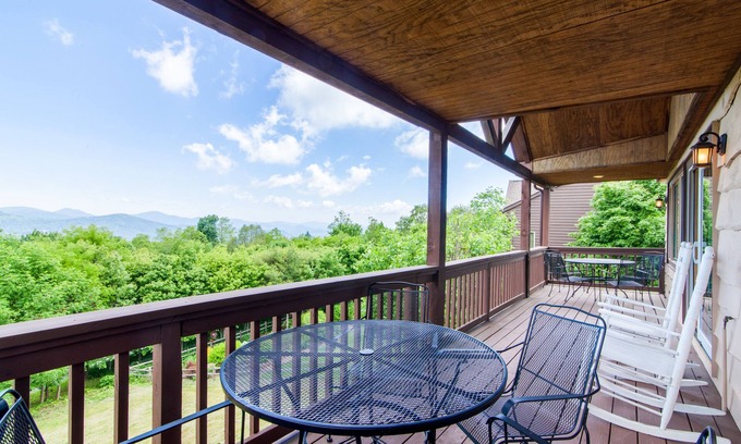 Banner Elk Cabaña | 3BD / 3BA Mountain Home, se encuentra sobre las pistas de esquí, grandes vistas, bañera de hidromasaje, King Master Suite, 3 millas de Blowing Rock