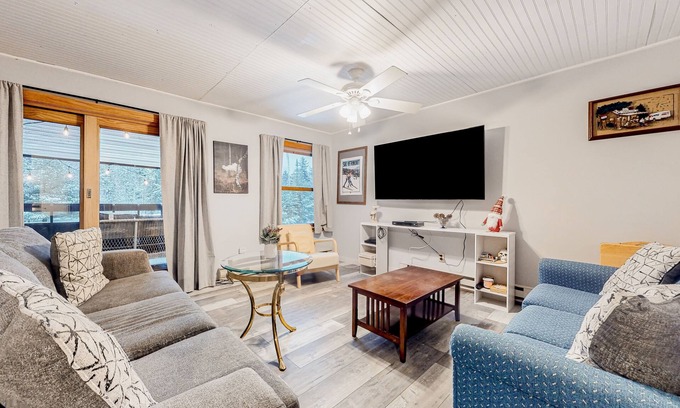 Mendon Condominio | Ski getaway with pool, sauna, covered balcony, W/D access, & internet