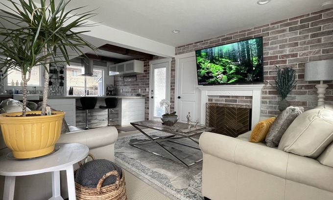 Sandy Casa | SKI HAUS WONDERLAND (3 MIN FROM PARK N RIDE BUS THAT TAKES U 2 ALTA & SNOWBIRD!)