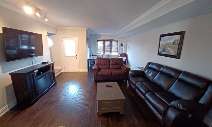 Barrie Casa | Ski hills and Hockey rinks close by