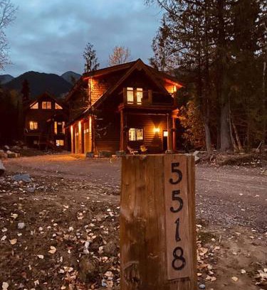 East Kootenay Chalet De Esquí | Ski-In Chalet: Private Hot tub, Bonus Bunk House
