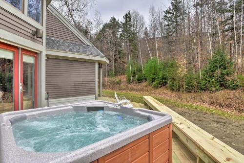 East Burke Apartamento | Ski-in Condo with Hot Tub on Burke Mtn Slopes!