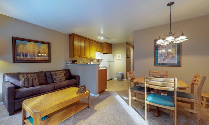 Four O'Clock Condominio | Ski-in / ski-out, condominio para perros con bañera de hidromasaje y sauna compartidas, excelente ubicación