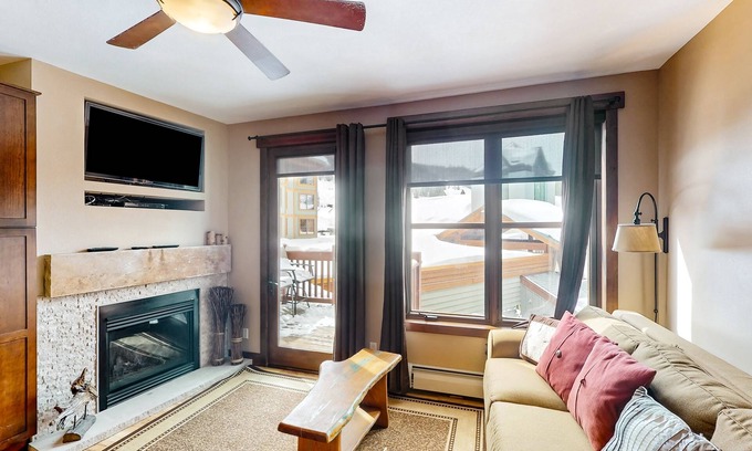 Copper Mountain Apartamento | Ski-in/out Center Village studio with fireplace, hot tub, sauna & gym
