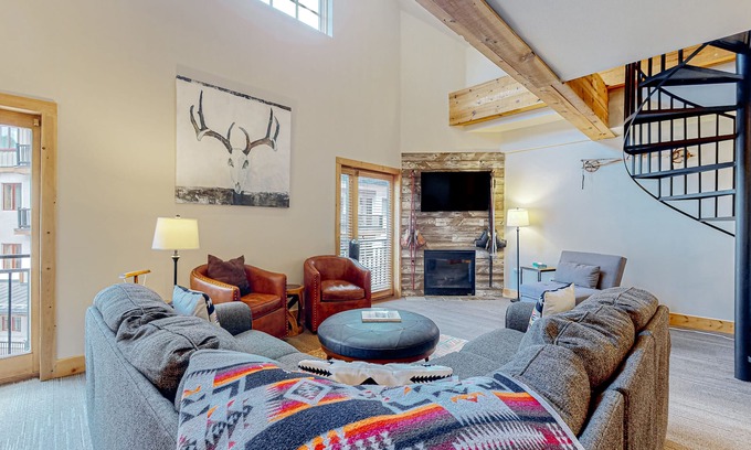 Taos Ski Valley Condominio | Ski-in/out condo with mountain views, central location, & fireplace