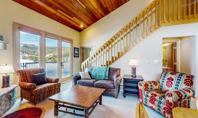 Big Horn Condominio | Ski-in/out condo near Lake Levinsky with balcony, ski & mountain views