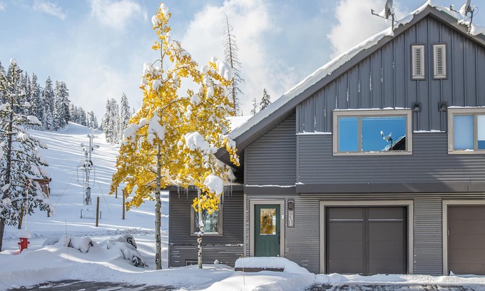Big Horn Casa | Ski-in/out condo w/great views, electric burning fireplace & great location! - Big Horn Powder Run