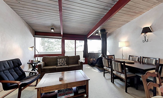 Taos Ski Valley Condominio | Ski-in/out delight with woodstove & balcony- walk to shops, dining & skating