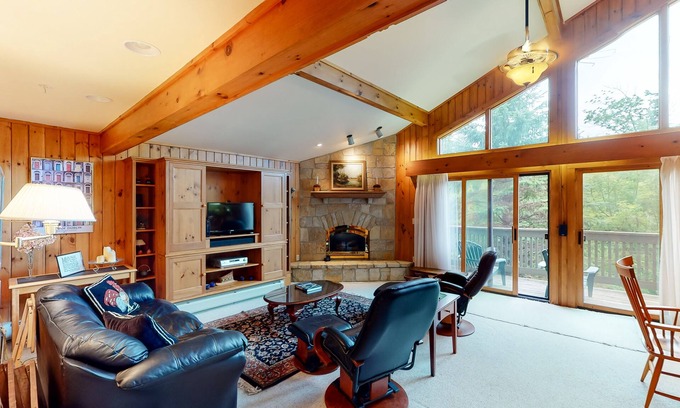 Bromley Mountain Condominio | Ski-in/out family home w/shared pool/Ping-pong/balcony/free WiFi/fireplace