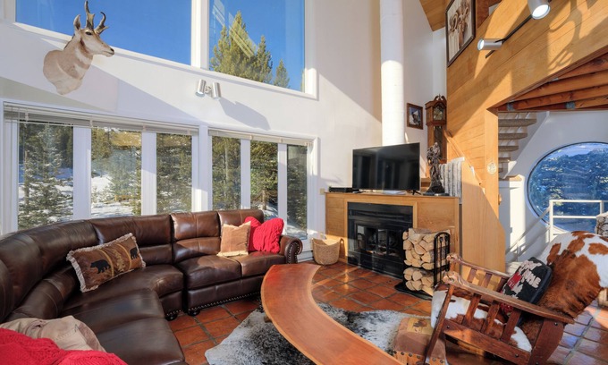 Big Sky Casa | Ski in/out home w/private hot tub, sauna, fireplace & great views - Low Dog Mountain Chalet