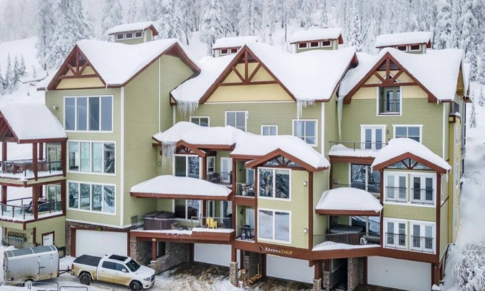 Big White Ski Resort Cabina | Ski in/out (Perfection run) sleeps 12, hot tub, walk to Village, 2 car garage