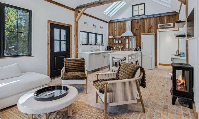 Woodstock Casa | Ski-In/Out to S6, Sauna & Hot Tub | Little House