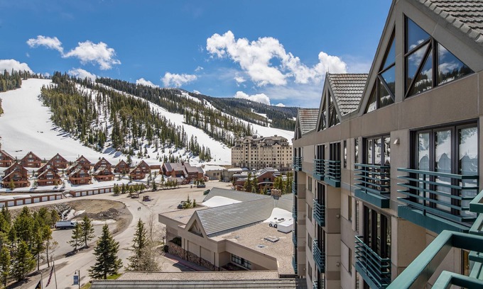 Big Sky Condominio | Ski in/out w/amazing views, fireplace, & community pool/hot tub/gym - Slopeside Shoshone Condo