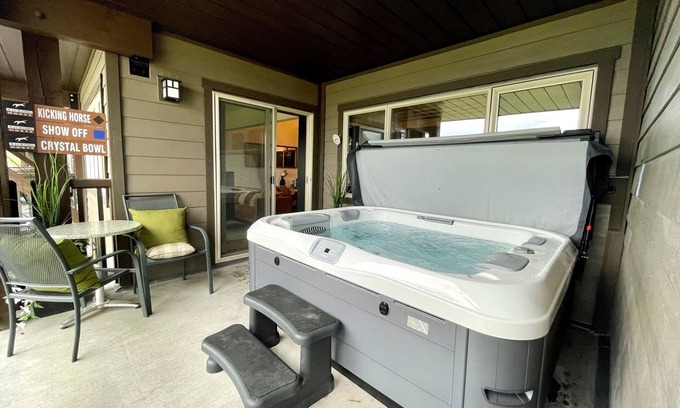 Golden Condominio | Ski in/out with brand new hot tub. Top floor Palliser Lodge.