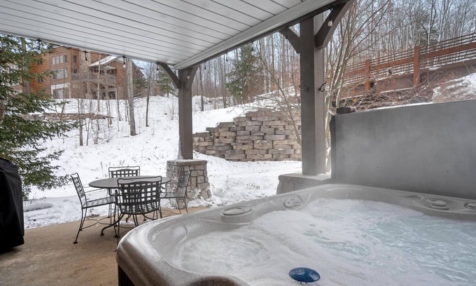 Boyne Falls Condominio | ¡Condominio de felpa 2BR Creekside en Boyne Mountain-Slope con jacuzzi privado!