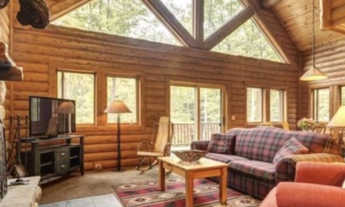 Boyne Falls Cabina | Ski-In, Ski-Out 4 Bedroom Mountain Cabin at Boyne Mountain Resort w/Hot Tub