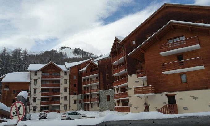Les Claux Apartamento | Ski in ski out apartment heated pool l'albane