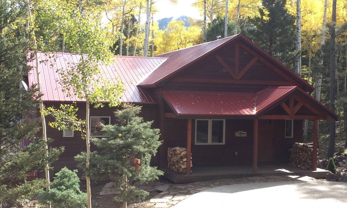 Angel Fire Casa | Ski-in, Ski-out Cabin, hermoso refugio de montaña en la pista de esquí de Heading Home