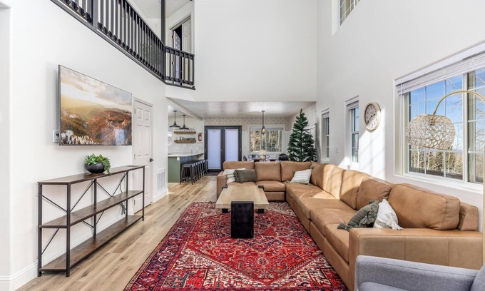 Brian Head Cabina | Ski in/Ski out cabin. 5 bedrooms. 4 king beds. Bunk room. Fast WiFi. Sleeps 25+