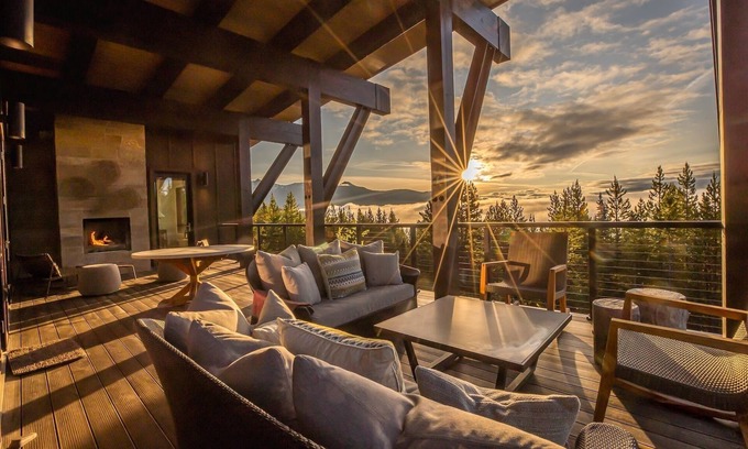 Spanish Peaks Cabina | New Listing! Ski-in/Ski-out Cabin with private Hot Tub, Heated Garage, and a Fireplace on the Deck!