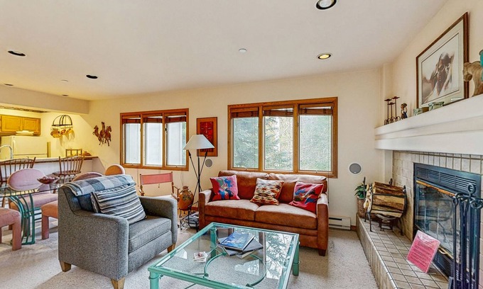 Beaver Creek Condominio | Ski-in/ski-out condo 2 blocks to the village w/hot tub, balcony, creek view